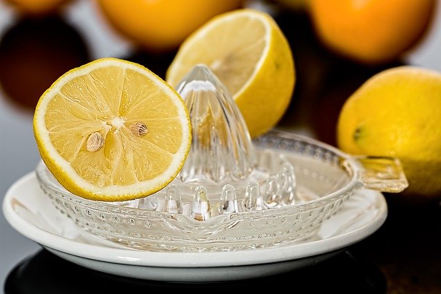 Így készíts kifacsart citromhéjból olcsó és környezetbarát tisztítószert!